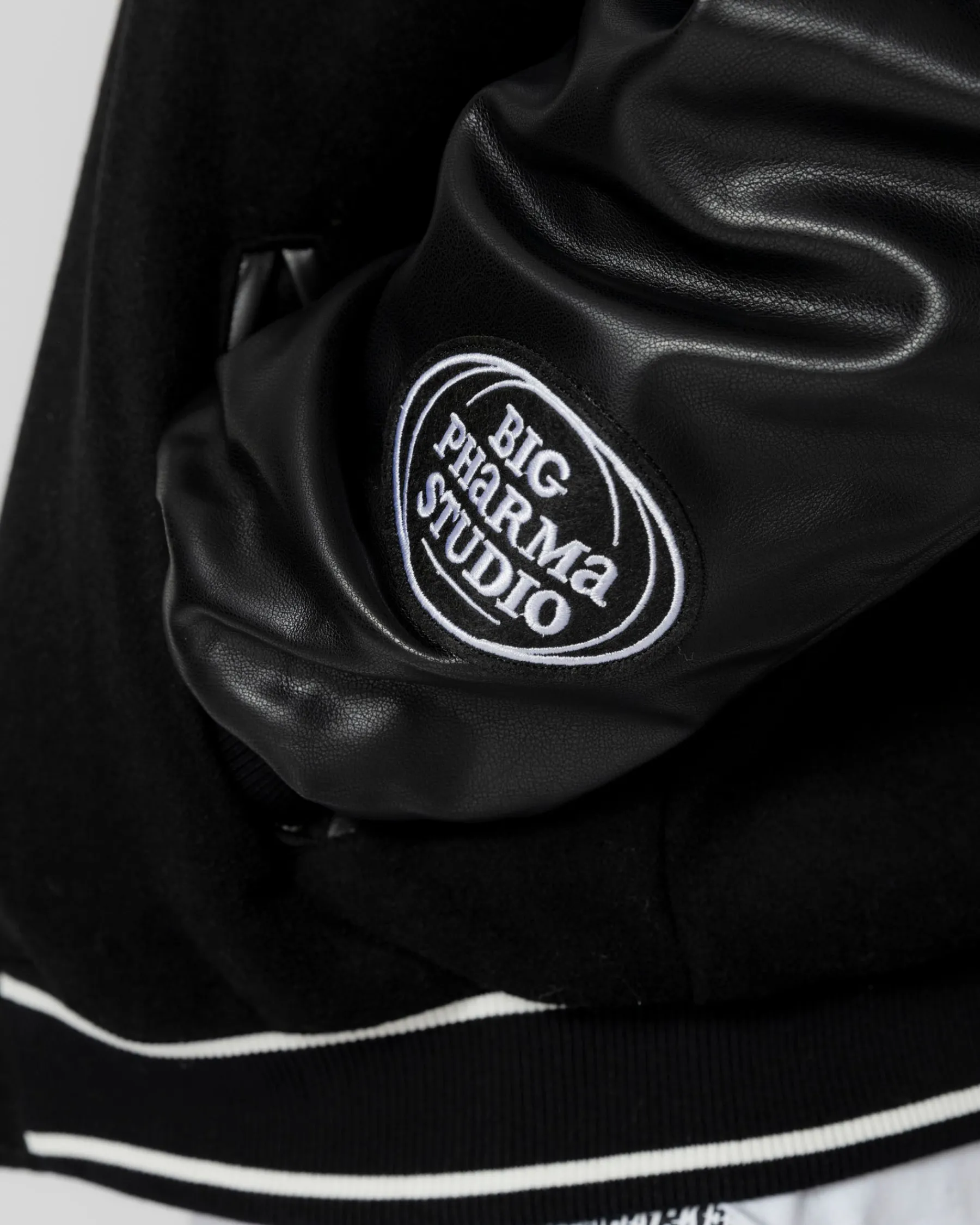 Vestes|JACKER BIG PHARMA VARSITY JACKET - BLACK